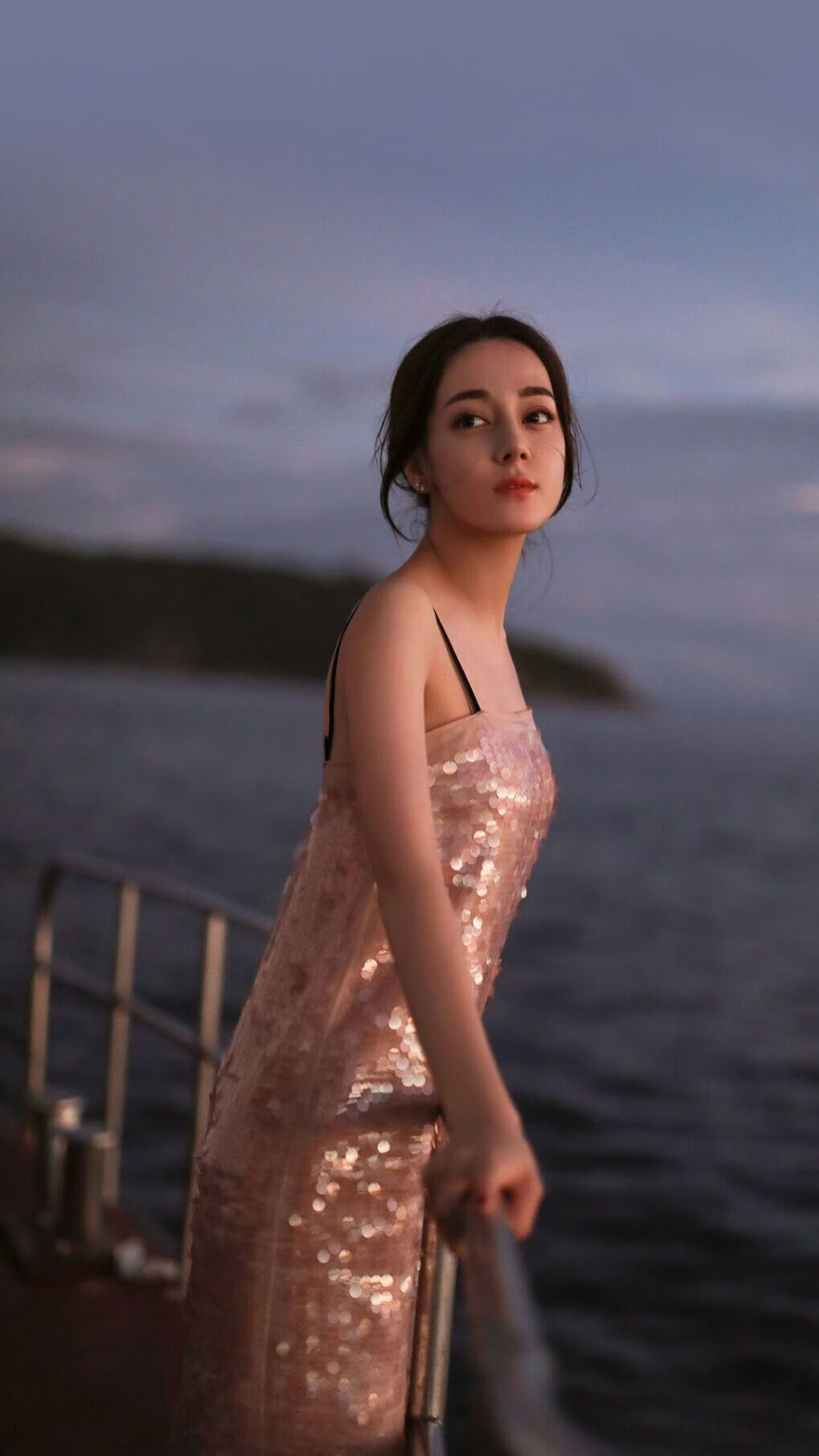 九游登录中心-美国骑手劳拉·克劳特在巴黎奥运会上与“Baloutinue”马匹共同夺得障碍赛银牌，展现默契配合。