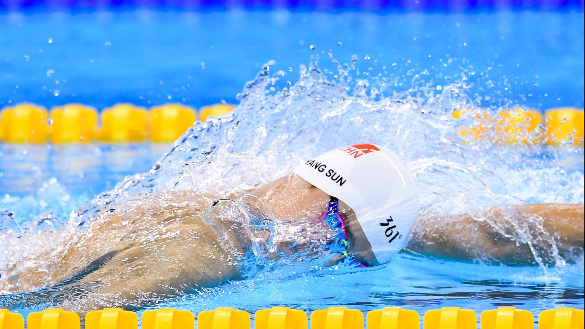 “高新体育中心：篮球选手拼尽全力，赛场高潮迭起”